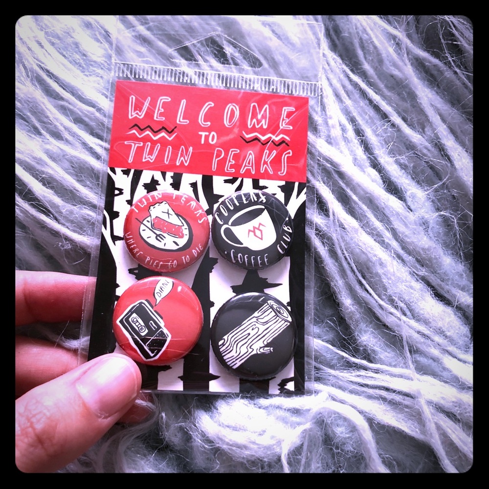 Twin peaks bunny dee button pack